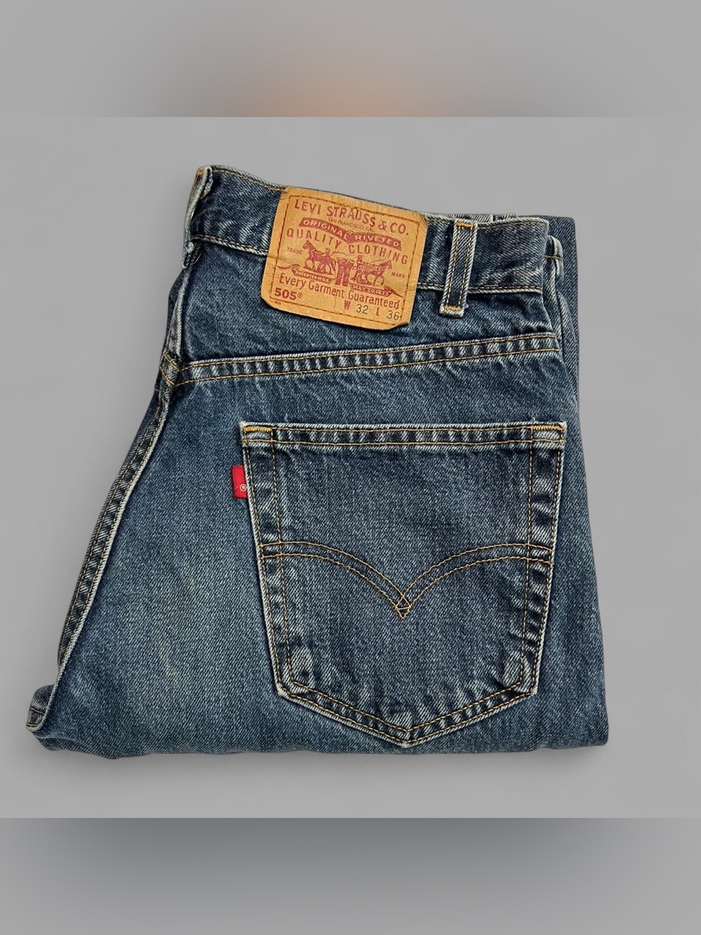 Vintage 2000 Levi’s 505 Regular Fit  Straight Leg Blue Denim Jeans. Size 32x36.